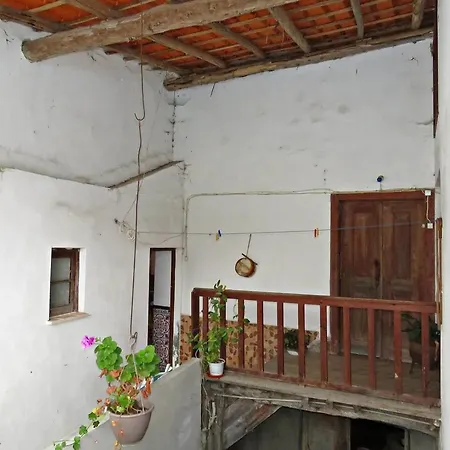 Charming House In Miranda Do Corvo + Spacious Terrace بيت للعطل *