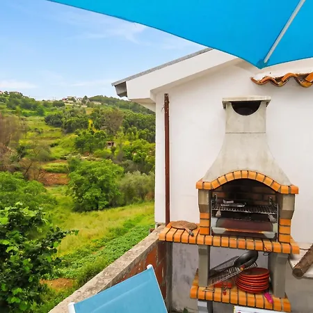 Charming House In Miranda Do Corvo + Spacious Terrace Дом отдыха