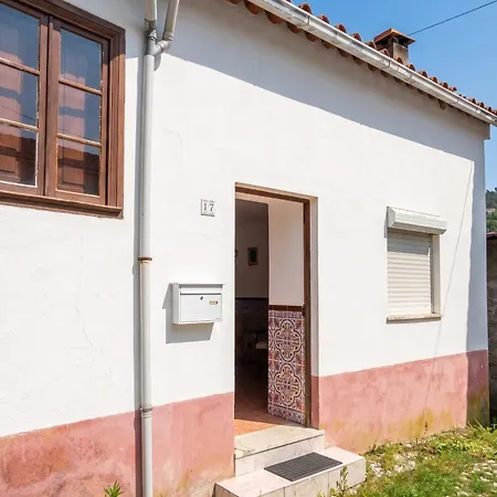 Charming House In Miranda Do Corvo + Spacious Terrace Дом отдыха Vale de Colmeias