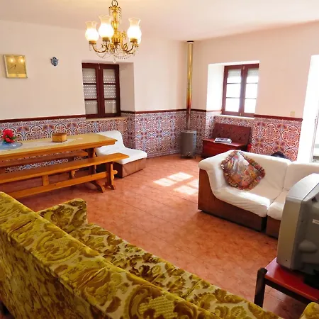 Дом отдыха Charming House In Miranda Do Corvo + Spacious Terrace Vale de Colmeias