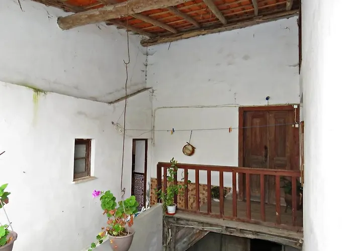 Charming House In Miranda Do Corvo + Spacious Terrace بيت للعطل *